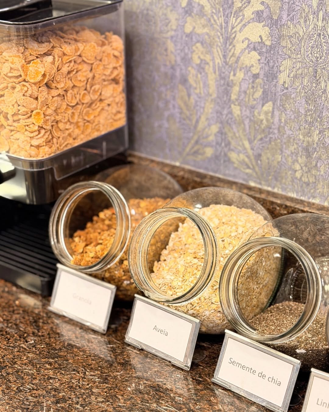Potes de granola, aveia e semente de chia no bufê do café da manhã