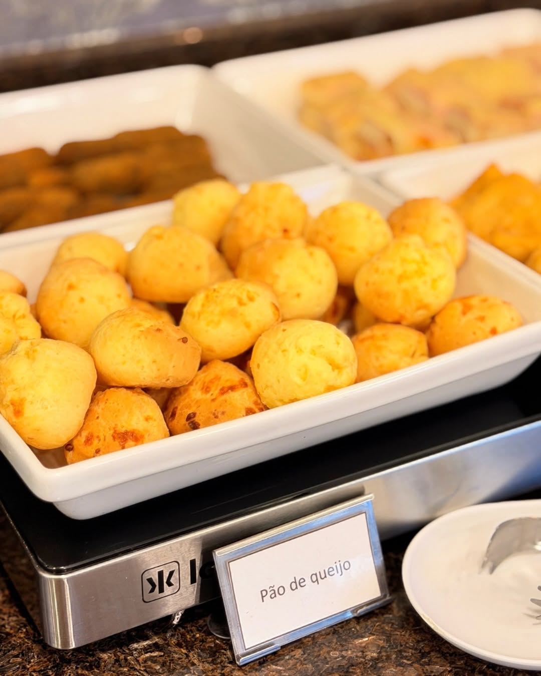 Pão de queijo recém-assado no bufê do café da manhã
