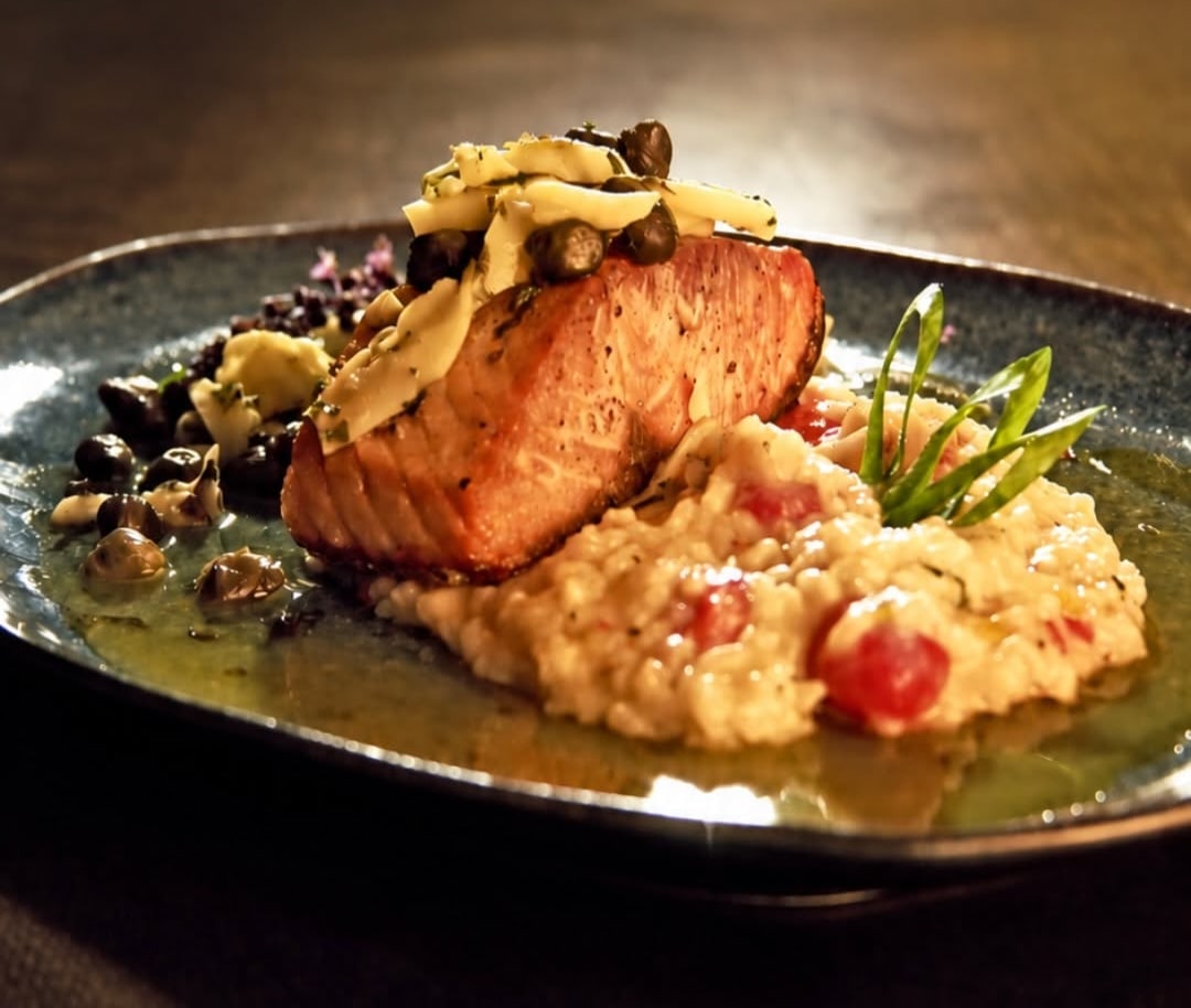 Prato do jantar à la carte do restaurante: salmão grelhado sobre risoto